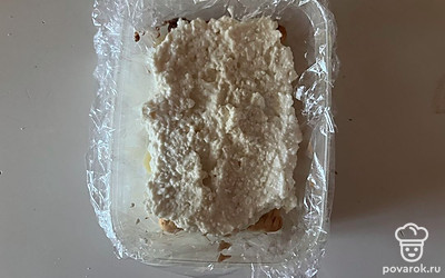 На печенье распределите первый слой творожного крема. 