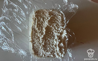 Проделайте шаги 5 и 6 еще 1-2 раза, пока ингредиенты не закончатся. Отправьте пирожное в холодильник на два часа. 