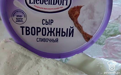 Сливочный сыр и творог смешиваем вместе.