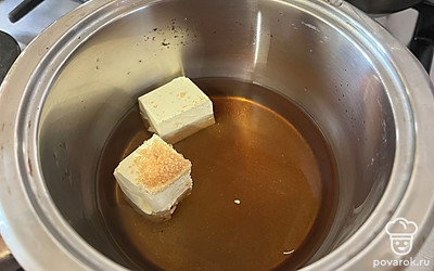 На медленном огне растопите и соедините воду, масло, сахар и соль. 