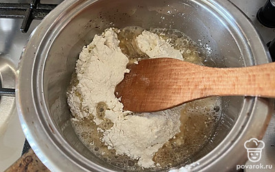 К жидким продуктам просейте муку. 