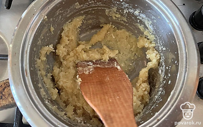 Постоянно помешивая, заварите однородное тесто без комочков муки. 