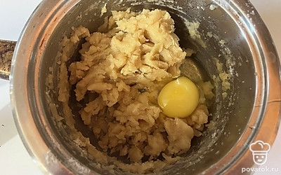 К слегка остывшему тесту поочередно добавьте два яйца. 