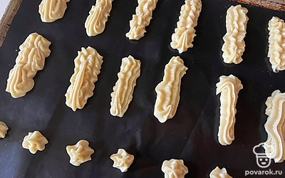 На форму с силиконовым ковриком при помощи кондитерского мешка высадите пирожные любой формы. От этого может уменьшиться либо увеличиться время готовки. Отправьте пирожные выпекаться в духовку на 25 минут при 190 градусах. 