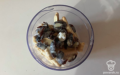 В чашу блендера поместите печенье, сгущенку и финики, заранее очищенные от косточки. 