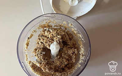 Блендером измельчите все ингредиенты в однородную массу. 