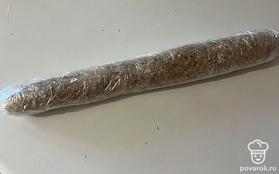 Распределите по пищевой пленке всю массу и закатайте ее в форму «колбаски». Отправьте колбаску в морозилку на 30 минут, затем очистите пирожное от пленки и нарежьте его на порции. 
