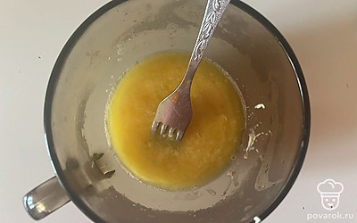 Сливочное масло растопите в микроволновке до жидкого состояния. 