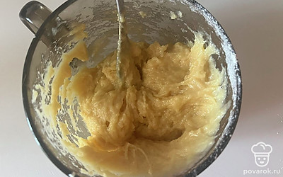 Добавьте к нему яйцо с мукой и замесите тесто кремообразной консистенции. 