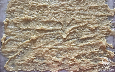 Противень застелите пергаментом, и равномерно размажьте по нему тесто. Отправьте тесто выпекаться в духовку на 15-20 минут при 165 градусах.