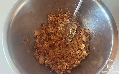 Готовое тесто измельчите в крошку и перемешайте его со сгущеным молоком. 