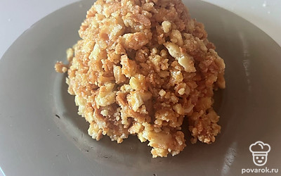 На блюдо выложите приготовленную массу и мокрыми руками сформируйте форму.