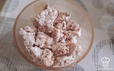 Разломить хлебцы, добавить кефир и размолоть их миксером.