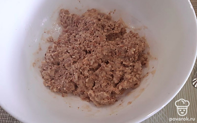 Добавить сахар, размятый банан.