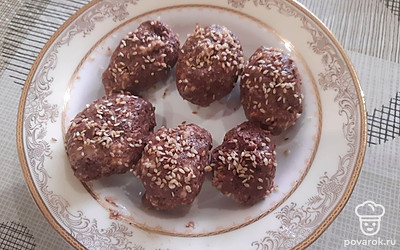 Из полученной массы сформировать пирожное, посыпать кунжутом и убрать в морозилку на 10 минут.