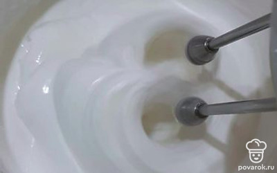 Яичный белок взбиваем с сахаром до устойчивых пиков. Должна получиться глянцевая масса.