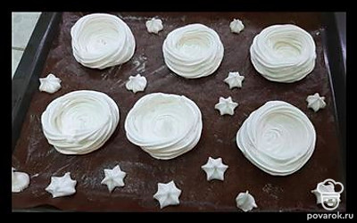Отсаживаем пирожное в форме гнездышка.