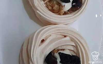 Выкладываем в гнезда орехи и чернослив. 