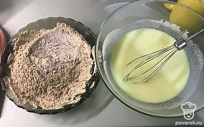 В одной чаше смешиваем кефир и соду, ждем реакцию. Дальше добавляем яйцо, 40 грамм подсолнечного масла и 100 грамм сахара. Тщательно перемешиваем венчиком. В другой чаше смешиваем муку, какао, разрыхлитель и соль.