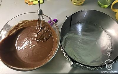 Далее соединяем все вместе. Готовим форму диаметром 22 сантиметра и отправляем в духовку на 35 минут при 160 градусах.