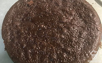 Достаем готовый бисквит и даем ему остыть.