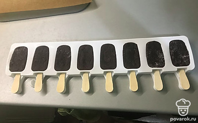 Заполняем форму. В каждую формочку — по 40 грамм готового бисквита. Отправляем в морозильную камеру на 1,5 часа.
