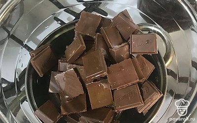Тем временем делаем шоколадную глазурь. Растапливаем шоколад на водяной бане с добавлением 75 грамм подсолнечного масла.