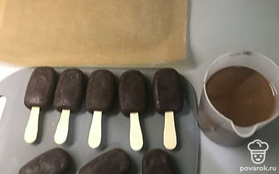 Достаем заготовки и каждую обмакиваем в шоколад.