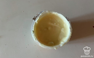 Йогурт и желток соедините, перемешайте.