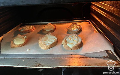 Отправьте пирожные выпекаться в духовку на 180 в течение 10 минут.