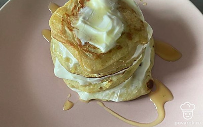 Далее собираем пирожное, смазываем каждый панкейк и можно полить топинамбуром.