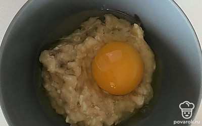 Разминаем вилкой банан и добавляем к нему яйцо.