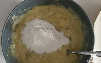 Добавляем муку и перемешиваем все.