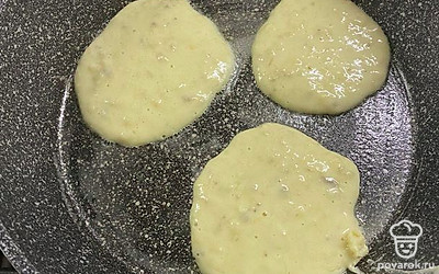 Выкладываем ложкой на скороводу и жарим с каждой стороны по 2 минуты.