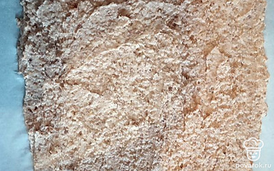 Фасоль измельчить в пюре. Желтки отделить от белков. В желтки добавить сахар и сухари. Белки взбить в пышную пену. Все ингредиенты смешать и выложить на форму. 