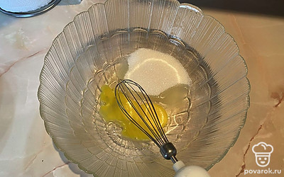 Смешайте сахар и яицо. 