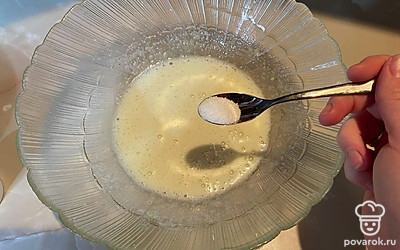 Добавьте ванильный сахар. 