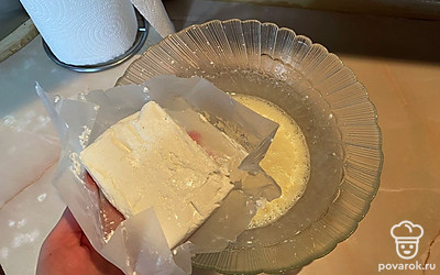 Теперь добавьте творог и тщательно размешайте. 