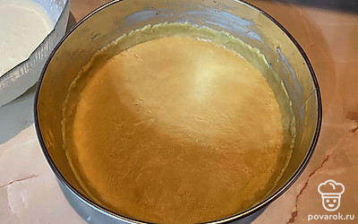 За основу пирога идет песочное тесто. 