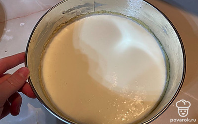 Влейте тесто в форму и отправляйте в духовку до готовности (180 градусов 25 минут).