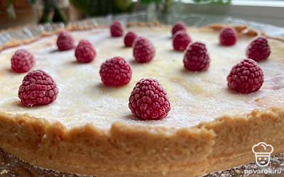 Когда пирог остынет посыпьте сверху сахарной пудрой и украсьте свежими ягодами.