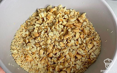 Сначала измельчаем крекеры. Я взяла крекеры-рыбки. Можно измельчить в блендере, а можно просто в пакете побить толкушкой. Измельчаем так, чтобы остались и крупные кусочки печенья.