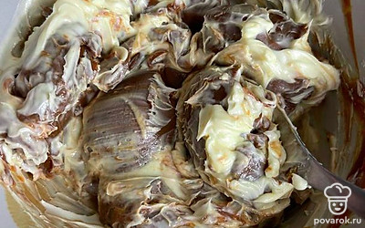 Смешиваем сливочное масло со сгущенкой до однородной массы.