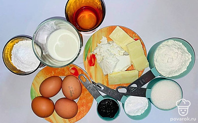 Подготовьте все нужные для выпечки продукты. Выньте из холодильника яйца, чтобы достигли комнатной температуры.