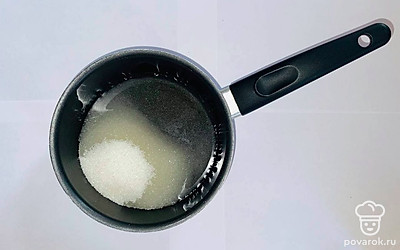 Для того, чтобы приготовить сироп соедините воду с сахаром в сотейнике с толстым дном. Постоянно помешивая варите сироп пока не начнут тянуться нити, и затем снимите с плиты.