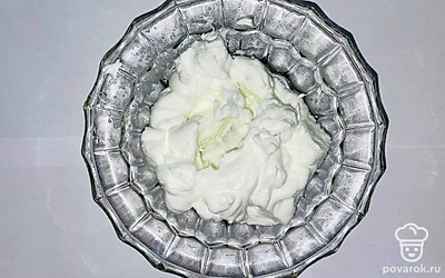 Взбейте оставшийся белок до пиков и введите в него горячий сироп тонкой струйкой, продолжая взбивать смесь. Взбивайте смесь до однородной блестящей массы.