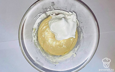 Одну треть смеси смешайте с миндальной смесью и хорошенько вымесите. После добавьте оставшуюся часть и еще раз хорошо вымесите тесто.