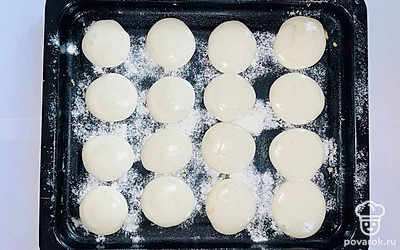 Тесто переложите в кондитерский мешок или шприц. Отсадите заготовки для макарон на лист для запекания. Легонько постучите листом с макаронами о поверхность, и оставьте постоять на 30-40 минут. После выпекайте 15 минут 140ºС.