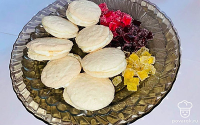 Готовый десерт оставьте в холодильнике на 2-3 часа. Подавайте выложив на блюдо или в конфетнице к чаю, кофе или какао. Макаруны можно украсить ягодами свежей ежевики или разноцветными цукатами.