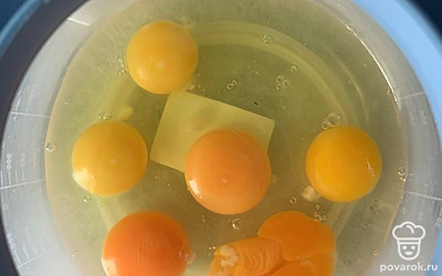 Яйца разбить в глубокую емкость.